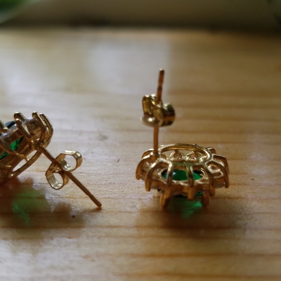 Gold emerald starburst stud earrings - Picture 6 of 8